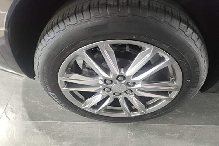 Used Cadillac XT6 2022 2.0T Six-Seater Two-Wheel-Drive Luxury Version Right Rear Wheel Hub