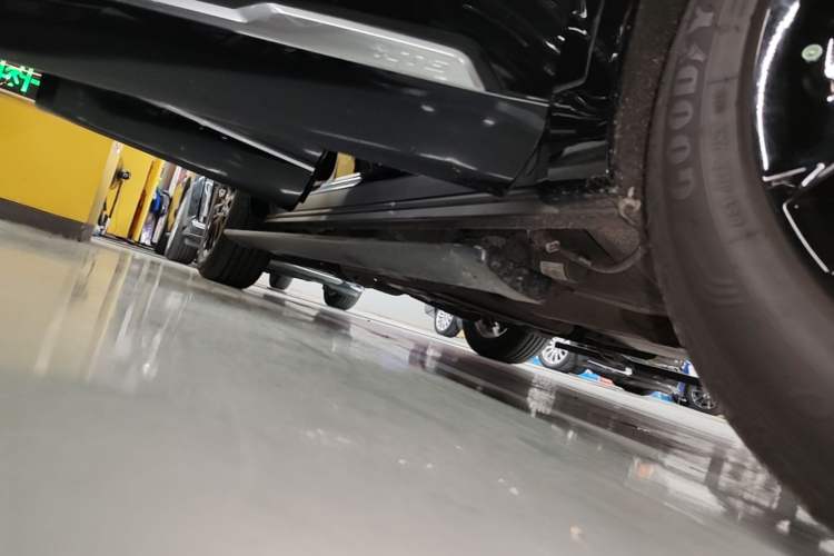 Used Cadillac XT6 2022 2.0T Six-Seater Two-Wheel-Drive Luxury Version Right Side Sill