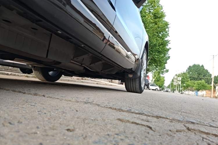 Used Cadillac XT6 2022 2.0T Six-Seater Two-Wheel-Drive Luxury Version Right Side Sill