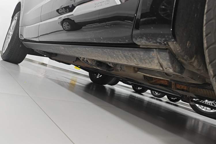 Used Cadillac XT6 2022 2.0T Six-Seater Four-Wheel Drive Luxury Version Right Side Sill