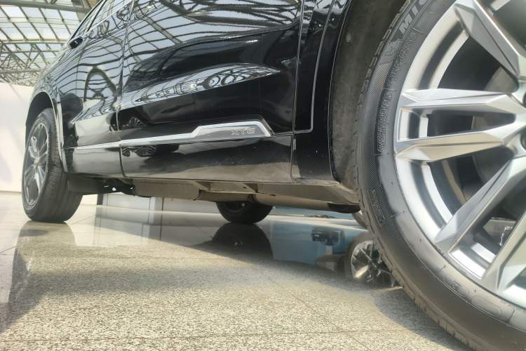 Used Cadillac XT6 2022 2.0T Six-Seater Two-Wheel-Drive Luxury Version Right Side Sill