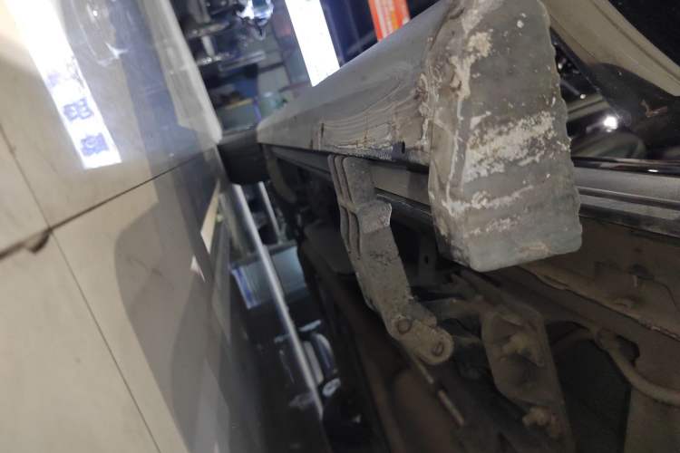 Used Cadillac XT6 2022 2.0T Six-Seater Two-Wheel-Drive Luxury Version Right Side Sill