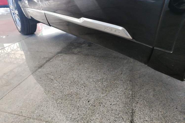 Used Cadillac XT6 2022 2.0T Six-Seater Two-Wheel-Drive Luxury Version Right Side Sill