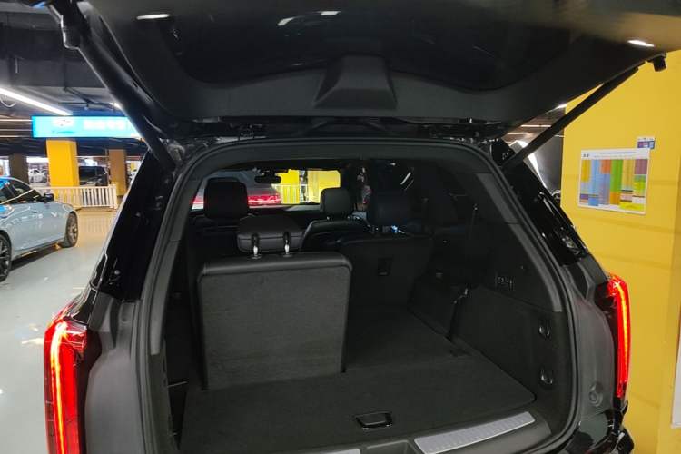 Used Cadillac XT6 2022 2.0T Six-Seater Two-Wheel-Drive Luxury Version Trunk
