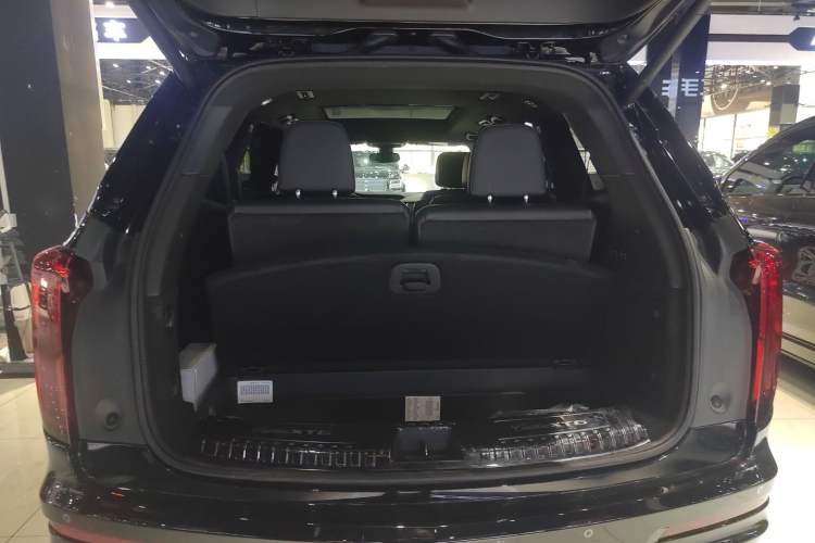 Used Cadillac XT6 2022 2.0T Six-Seater Two-Wheel-Drive Luxury Version Trunk