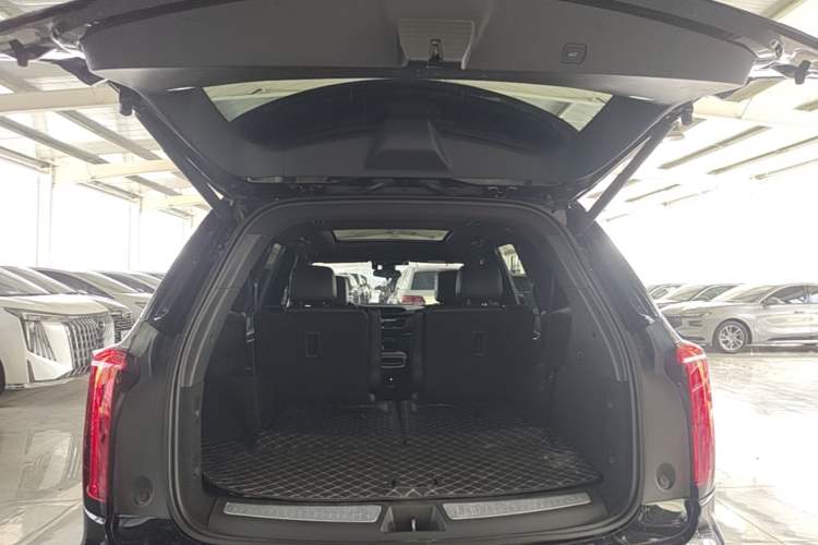 Used Cadillac XT6 2022 2.0T Six-Seater Four-Wheel-Drive Luxury Version Trunk