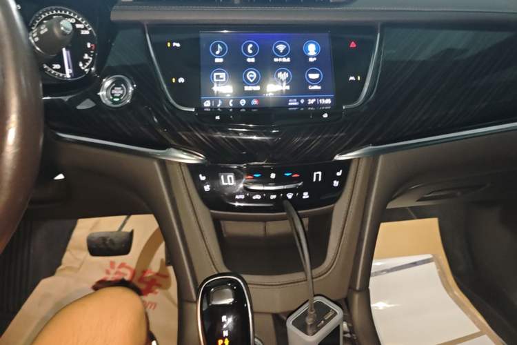 Used Cadillac XT6 2022 2.0T Six-Seater Four-Wheel Drive Luxury Version Audio And AC Panel