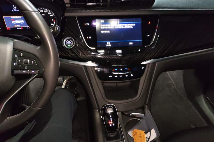 Used Cadillac XT6 2022 2.0T Six-Seater Two-Wheel-Drive Luxury Version Audio And AC Panel