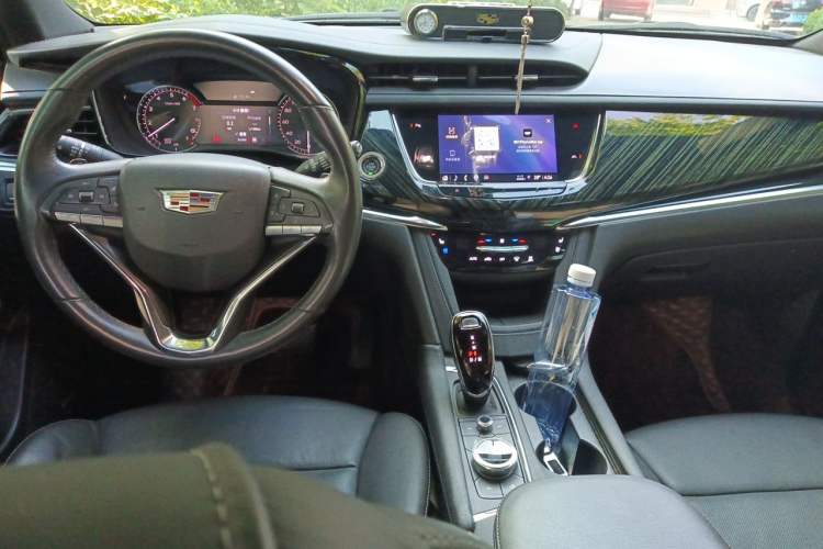 Used Cadillac XT6 2022 2.0T Six-Seater Four-Wheel Drive Luxury Version Center Console