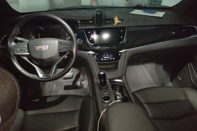 Used Cadillac XT6 2022 2.0T Six-Seater Two-Wheel-Drive Luxury Version Center Console