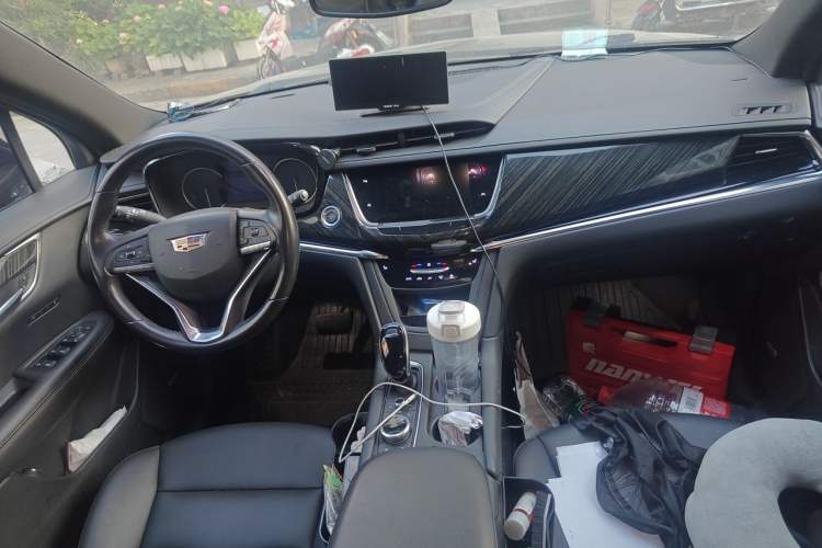 Used Cadillac XT6 2022 2.0T Six-Seater Two-Wheel-Drive Luxury Version Center Console