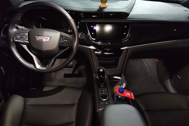 Used Cadillac XT6 2022 2.0T Six-Seater Two-Wheel-Drive Luxury Version Center Console