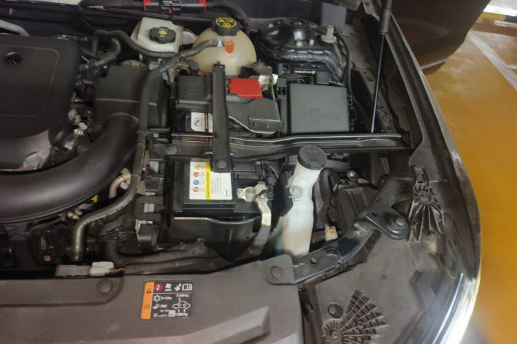 Used Cadillac XT6 2022 2.0T Six-Seater Four-Wheel-Drive Luxury Standard Edition Engine Bay Left