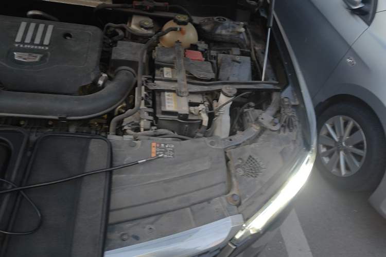 Used Cadillac XT6 2022 2.0T Six-Seater Two-Wheel-Drive Luxury Version Engine Bay Left