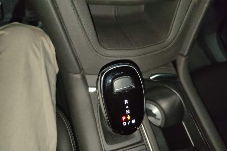 Used Cadillac XT6 2022 2.0T Six-Seater Two-Wheel-Drive Luxury Version Gear Lever