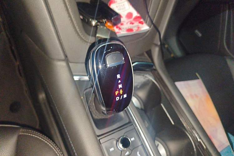 Used Cadillac XT6 2022 2.0T Six-Seater Two-Wheel-Drive Luxury Version Gear Lever