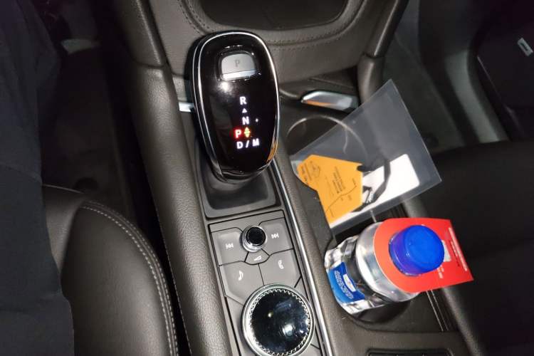 Used Cadillac XT6 2022 2.0T Six-Seater Two-Wheel-Drive Luxury Version Gear Lever