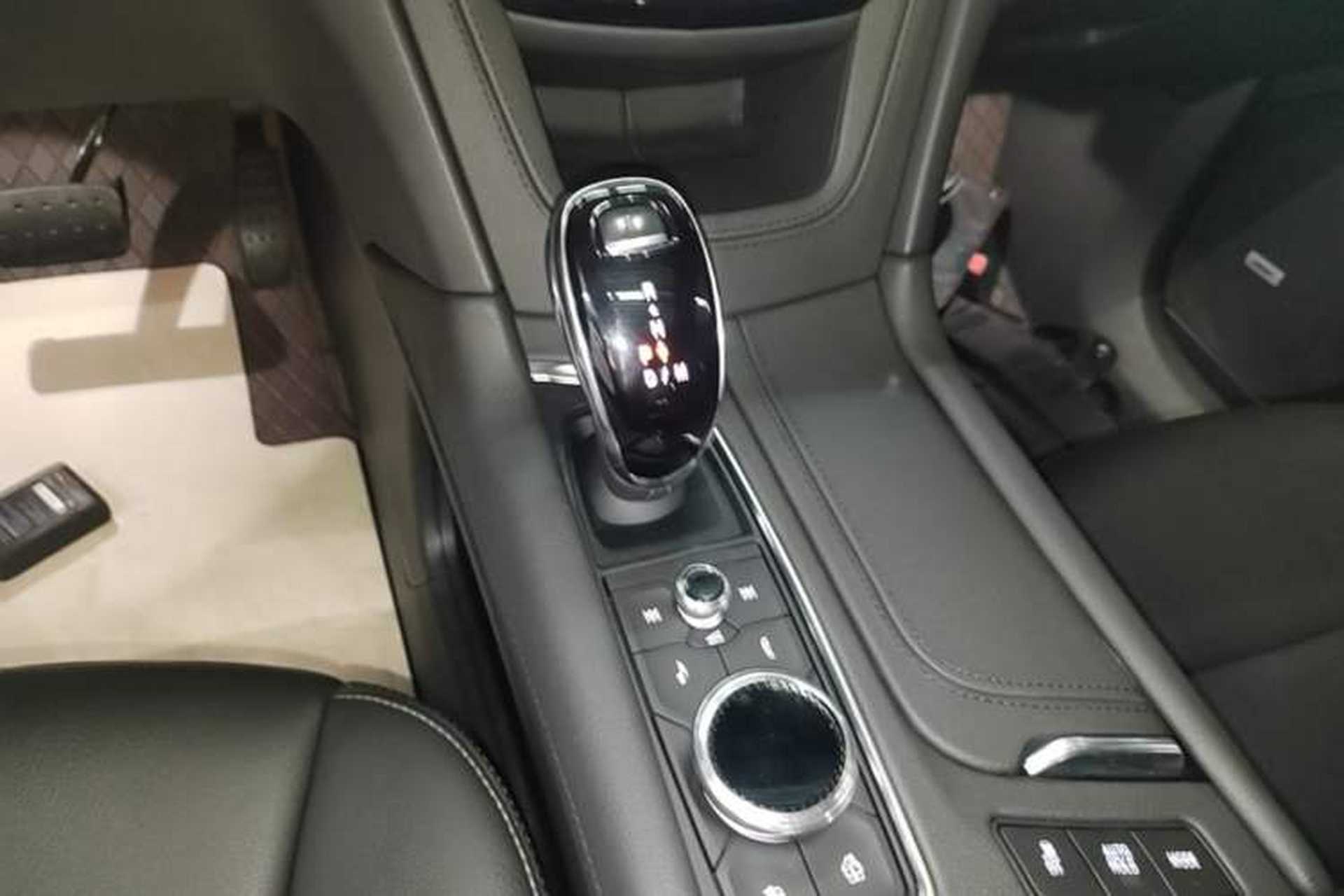 Used Cadillac XT6 2022 2.0T Six-Seater Two-Wheel-Drive Luxury Version Gear Lever