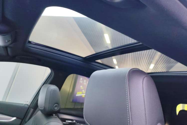Used Cadillac XT6 2022 2.0T Six-Seater Four-Wheel-Drive Luxury Version Headliner