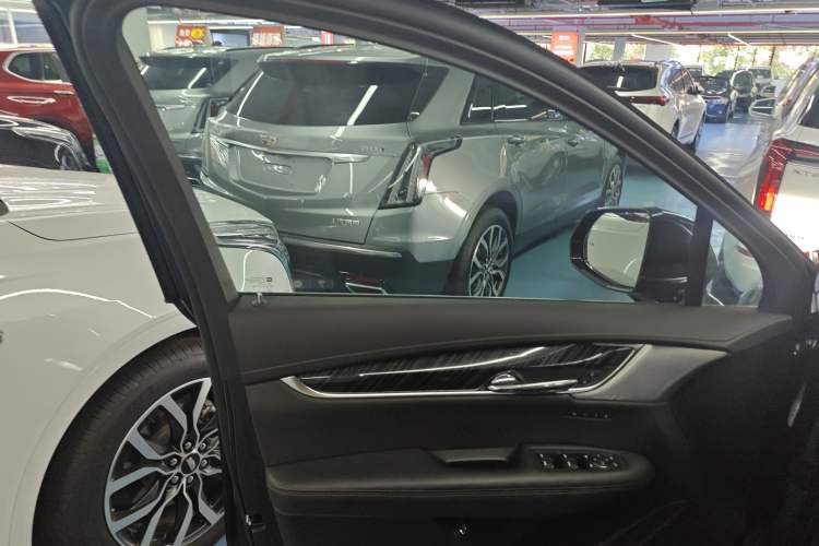 Used Cadillac XT6 2022 2.0T Six-Seater Four-Wheel Drive Luxury Version Left Front Door Interior