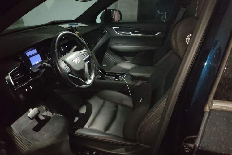 Used Cadillac XT6 2022 2.0T Six-Seater Two-Wheel-Drive Luxury Version Left Front Seat