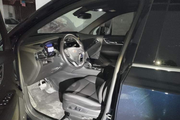 Used Cadillac XT6 2022 2.0T Six-Seater Two-Wheel-Drive Luxury Version Left Front Seat