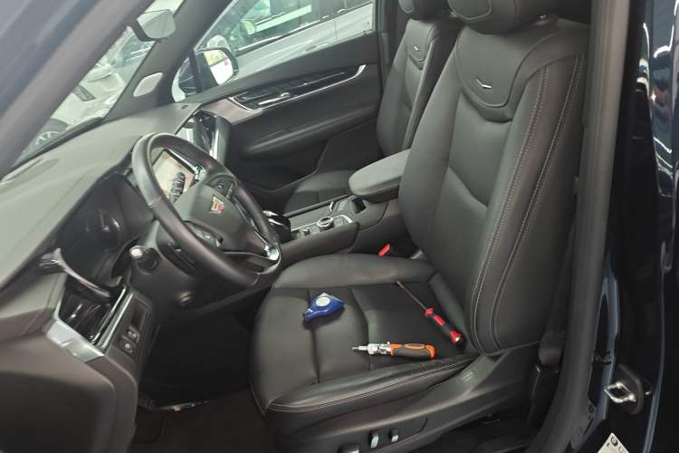 Used Cadillac XT6 2022 2.0T Six-Seater Four-Wheel Drive Luxury Version Left Front Seat