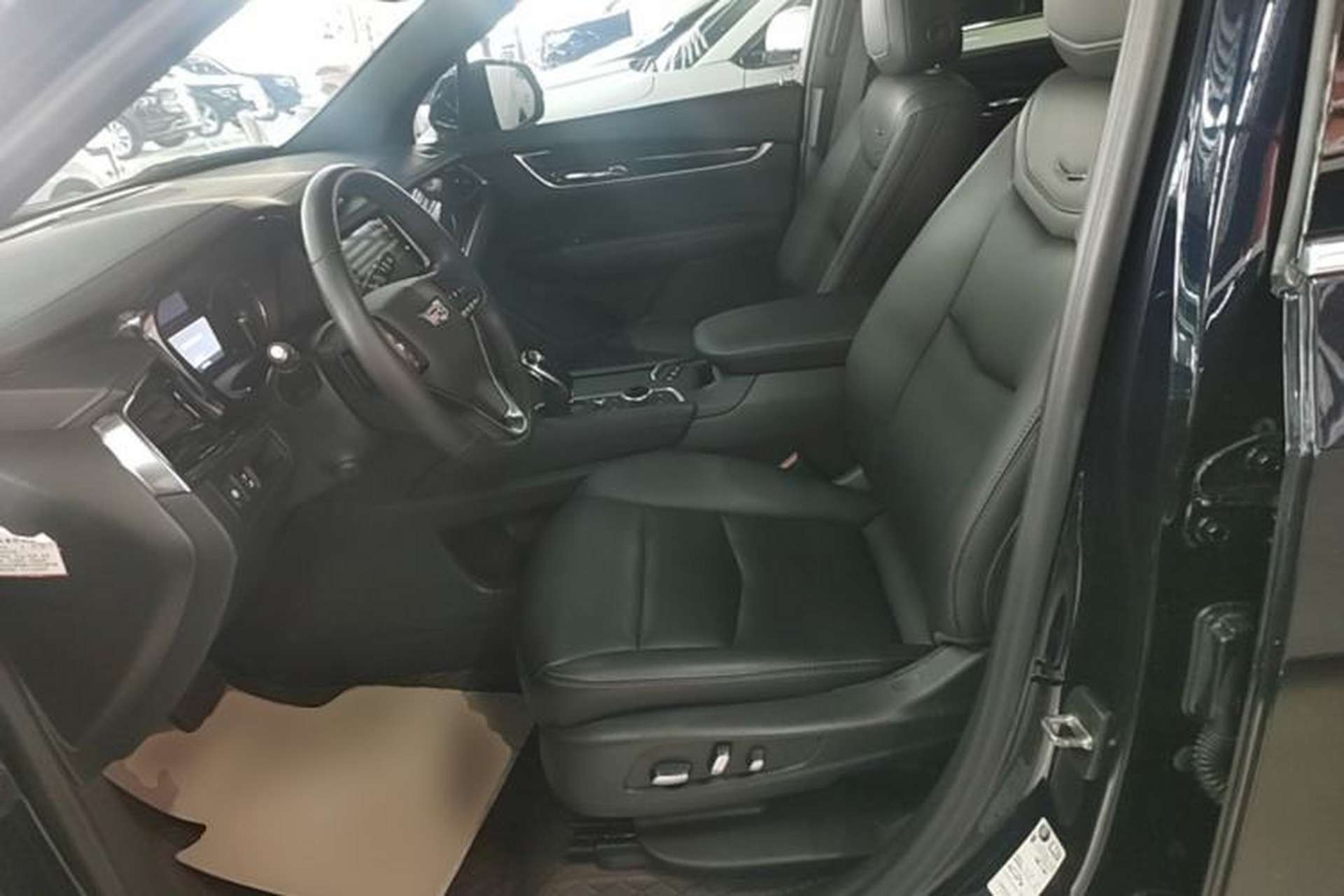Used Cadillac XT6 2022 2.0T Six-Seater Two-Wheel-Drive Luxury Version Left Front Seat