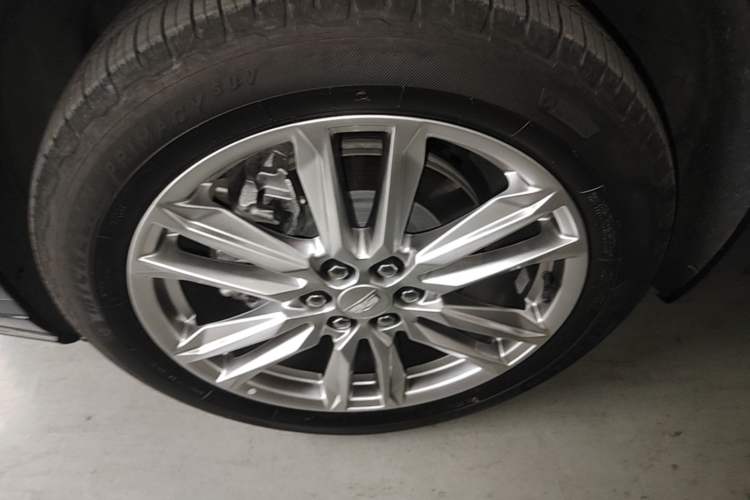 Used Cadillac XT6 2022 2.0T 7-Seater Four-Wheel Drive Luxury Version Left Front Wheel Hub