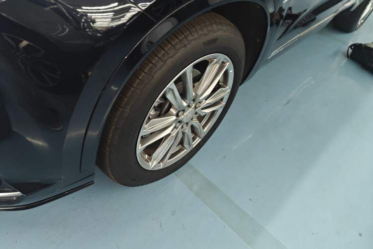 Used Cadillac XT6 2022 2.0T Six-Seater Four-Wheel Drive Luxury Version Left Front Wheel Hub