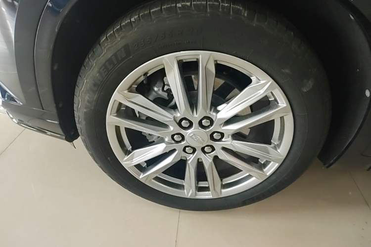 Used Cadillac XT6 2022 2.0T Six-Seater Two-Wheel-Drive Luxury Version Left Front Wheel Hub