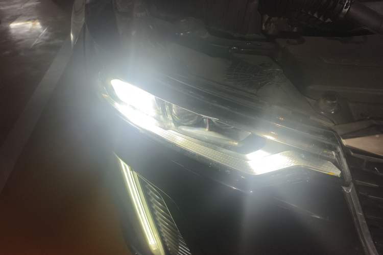 Used Cadillac XT6 2022 2.0T Six-Seater Four-Wheel-Drive Luxury Standard Edition Right Front Headlight