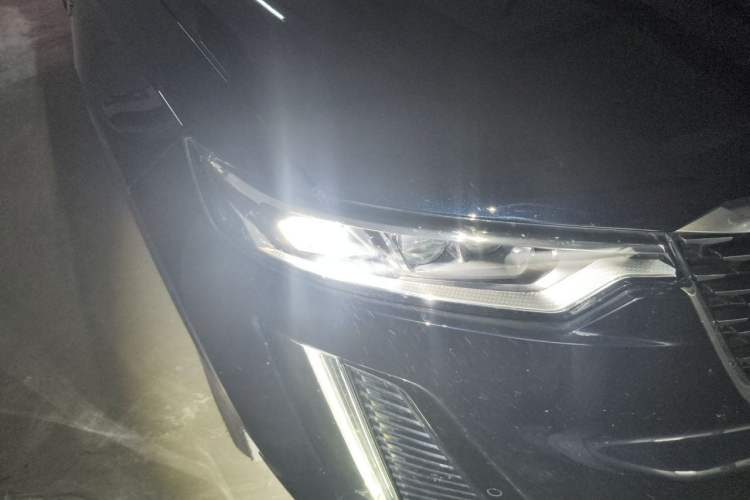 Used Cadillac XT6 2022 2.0T Six-Seater Two-Wheel-Drive Luxury Version Right Front Headlight