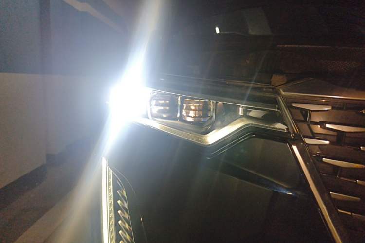 Used Cadillac XT6 2022 2.0T Six-Seater Two-Wheel-Drive Luxury Version Right Front Headlight