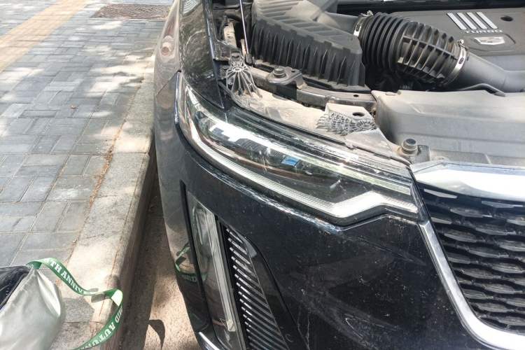 Used Cadillac XT6 2022 2.0T Six-Seater Two-Wheel-Drive Luxury Version Right Front Headlight