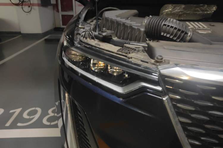 Used Cadillac XT6 2022 2.0T Six-Seater Four-Wheel Drive Luxury Version Right Front Headlight