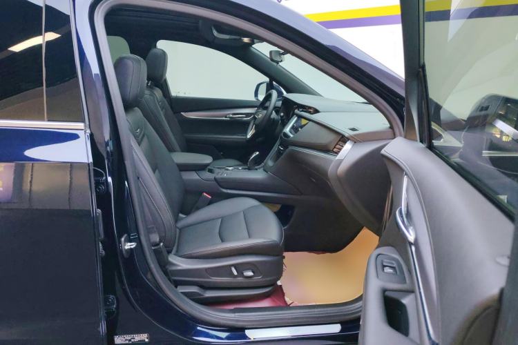 Used Cadillac XT6 2022 2.0T Six-Seater Four-Wheel-Drive Luxury Version Right Front Seat