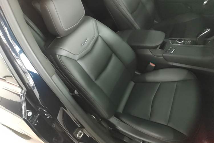 Used Cadillac XT6 2022 2.0T Six-Seater Two-Wheel-Drive Luxury Version Right Front Seat