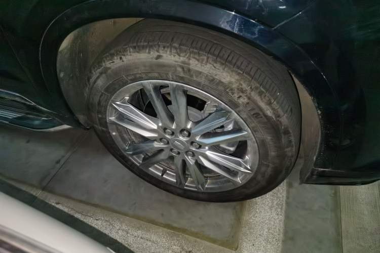 Used Cadillac XT6 2022 2.0T Six-Seater Four-Wheel Drive Luxury Version Right Front Wheel Hub