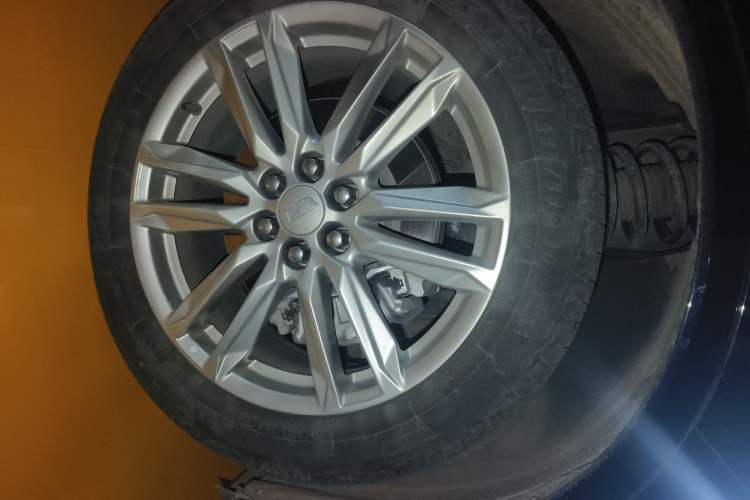 Used Cadillac XT6 2022 2.0T Six-Seater Four-Wheel-Drive Luxury Standard Edition Right Front Wheel Hub