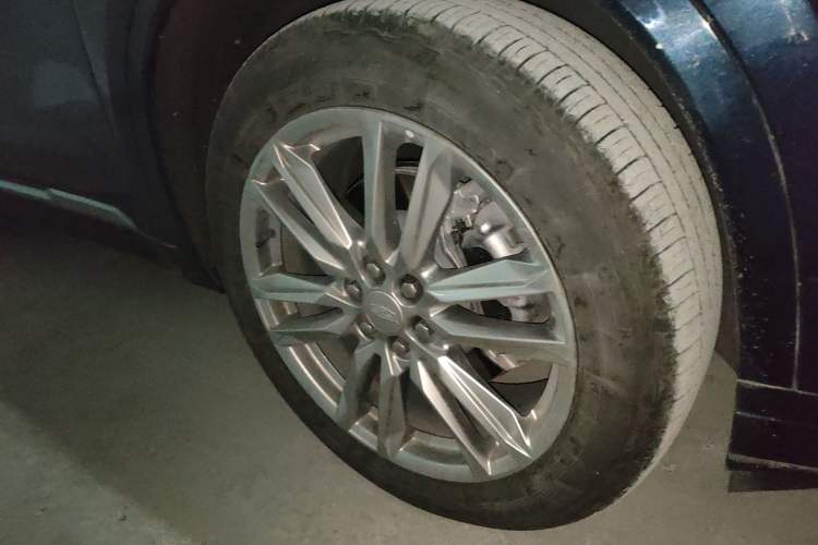 Used Cadillac XT6 2022 2.0T Six-Seater Two-Wheel-Drive Luxury Version Right Front Wheel Hub
