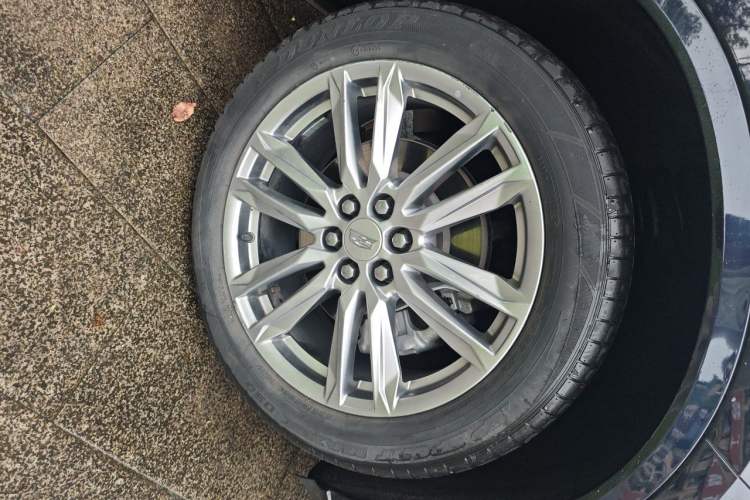 Used Cadillac XT6 2022 2.0T Six-Seater Four-Wheel Drive Luxury Version Right Front Wheel Hub