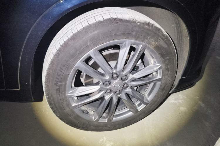 Used Cadillac XT6 2022 2.0T Six-Seater Two-Wheel-Drive Luxury Version Right Front Wheel Hub