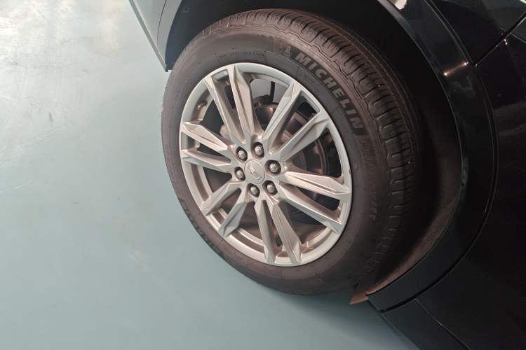 Used Cadillac XT6 2022 2.0T Six-Seater Four-Wheel Drive Luxury Version Right Rear Wheel Hub