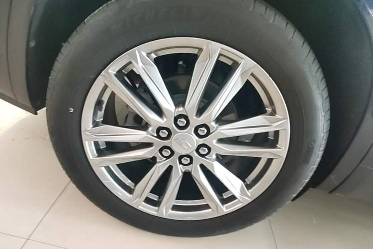 Used Cadillac XT6 2022 2.0T Six-Seater Two-Wheel-Drive Luxury Version Right Rear Wheel Hub
