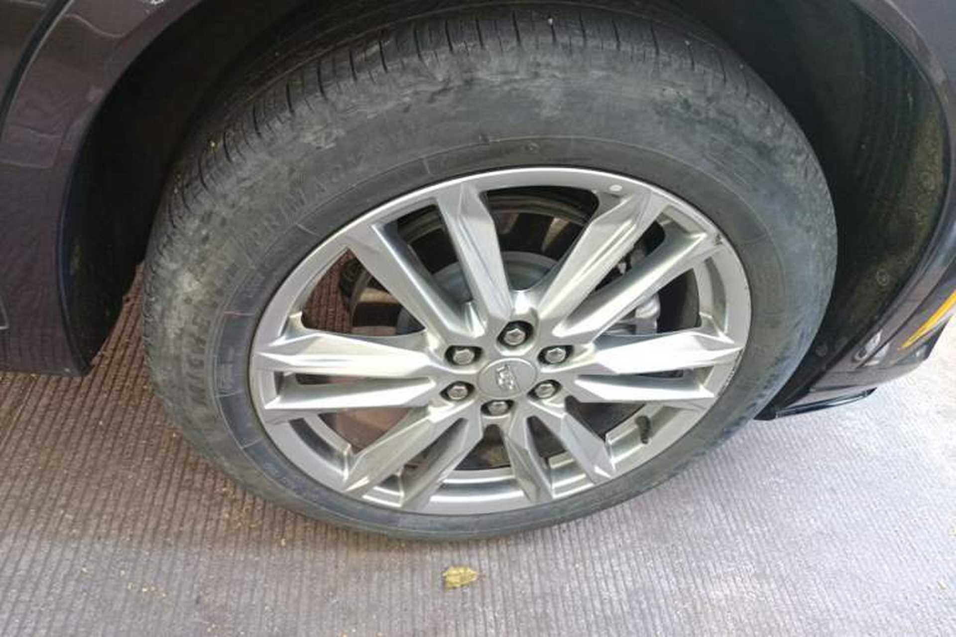 Used Cadillac XT6 2022 2.0T Six-Seater Four-Wheel Drive Luxury Version Right Front Wheel Hub
