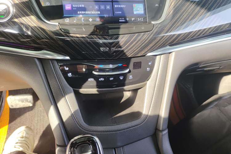 Used Cadillac XT6 2022 2.0T 7-Seater Four-Wheel Drive Luxury Version Audio And AC Panel