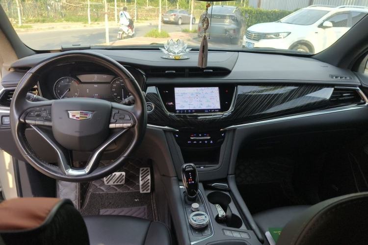 Used Cadillac XT6 2022 2.0T Six-Seater Two-Wheel-Drive Luxury Version Center Console