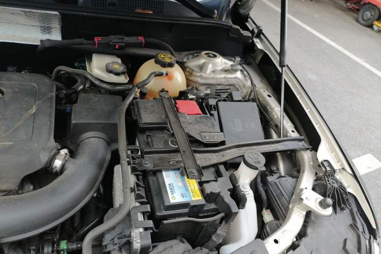 Used Cadillac XT6 2022 2.0T Six-Seater Four-Wheel-Drive Prestige Version Engine Bay Left