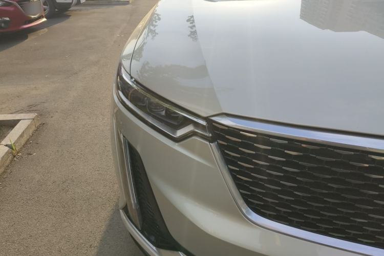 Used Cadillac XT6 2022 2.0T Six-Seater Two-Wheel-Drive Luxury Version Right Front Headlight